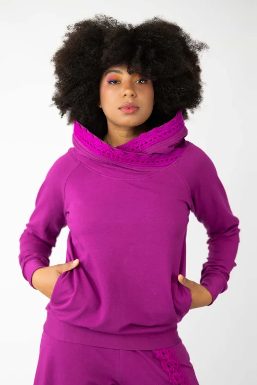 bluza-z-szydelkową-koronką-na-kapturze-i-spodnie-dzwony-z-szydekową-koronką,-kolekcja-SHINY,-marka-VIPPI-DESIGN-10.jpg