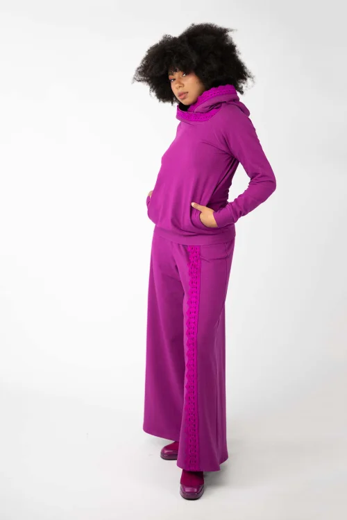bluza-z-szydelkową-koronką-na-kapturze-i-spodnie-dzwony-z-szydekową-koronką,-kolekcja-SHINY,-marka-VIPPI-DESIGN-7.jpg