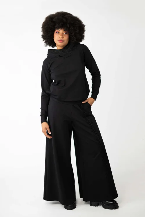 bluza-czarna-z-szydełkową-koronką-i-spodnie-z-szydełkową-koronką-czarne,-kolekcja-KGart-marka-VIPPI-DESIGN-4-5.jpg
