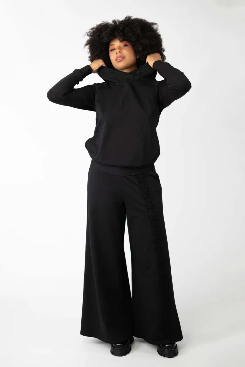bluza-czarna-z-szydełkową-koronką-i-spodnie-z-szydełkową-koronką-czarne,-kolekcja-KGart-marka-VIPPI-DESIGN-6.jpg