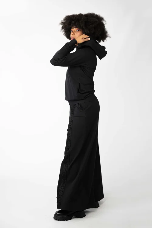 bluza-czarna-z-szydełkową-koronką-i-spodnie-z-szydełkową-koronką-czarne,-kolekcja-KGart-marka-VIPPI-DESIGN-8.jpg