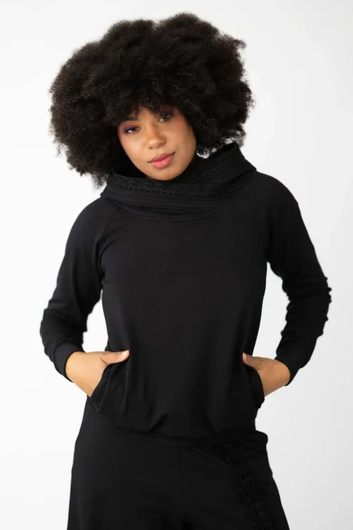 bluza-czarna-z-szydełkową-koronką-i-spodnie-z-szydełkową-koronką-czarne,-kolekcja-KGart-marka-VIPPI-DESIGN-2.jpg