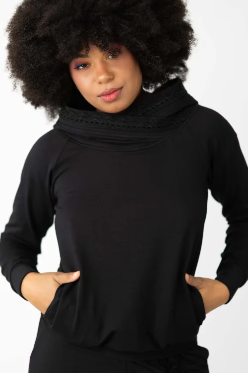 bluza-czarna-z-szydełkową-koronką-i-spodnie-z-szydełkową-koronką-czarne,-kolekcja-KGart-marka-VIPPI-DESIGN-2a.jpg