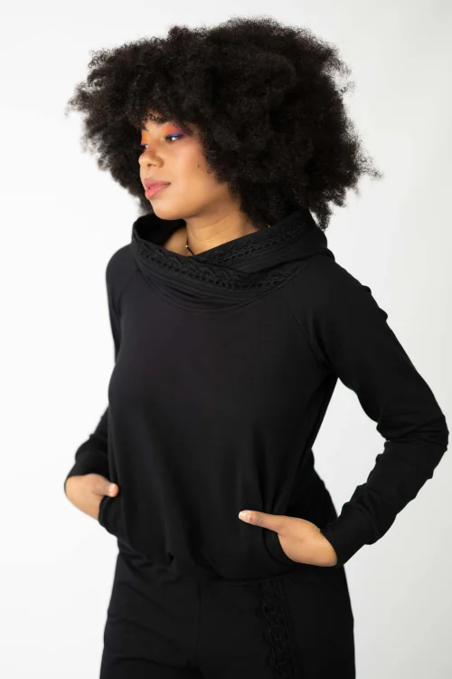 bluza-czarna-z-szydełkową-koronką-i-spodnie-z-szydełkową-koronką-czarne,-kolekcja-KGart-marka-VIPPI-DESIGN-3.jpg