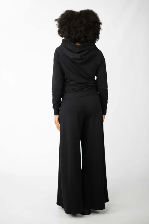 bluza-czarna-z-szydełkową-koronką-i-spodnie-z-szydełkową-koronką-czarne,-kolekcja-KGart-marka-VIPPI-DESIGN-4.jpg