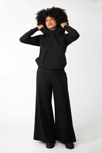 bluza-czarna-z-szydełkową-koronką-i-spodnie-z-szydełkową-koronką-czarne,-kolekcja-KGart-marka-VIPPI-DESIGN-6.jpg
