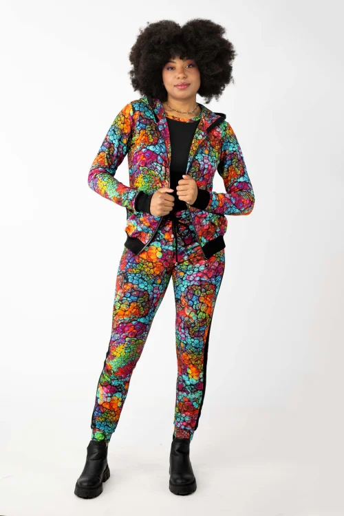 bluzka-czarna-z-kolorowymi-mankietamii-spodnie-z-lampasami-i-bluza-bomberka,-kolekcja-SHINY-marka-VIPPI-DESIGN-6.jpg