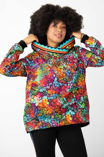 bluza-luźna-z-szydełkową-koronkąvi-spodnie-czarne-z-lampasami,-kolekcja-SHINY-marka-VIPPI-DESIGN-4.jpg