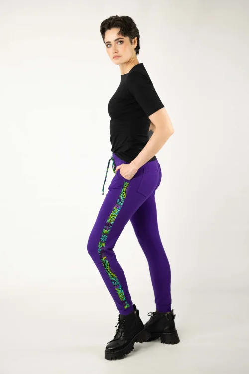 spodnie-fioletowe-z--lampasami-wzór-Lily-violet-marka-vippi-design-2.jpg