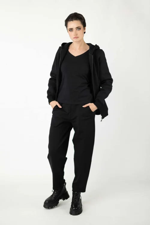 bluzka-czarna-krótki-rękaw-ravel-i-spodnie-czarne-o-kroju-baloon-i-bluza-z-kapturem-czarna--kolekcja-BLACK-marka-vippi-design-4.jpg