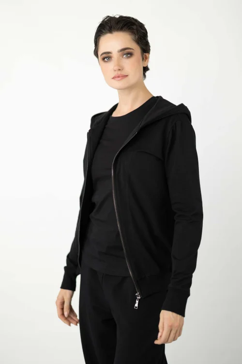 bluza-bomberka-z-kapturem-czarna-freei-spodnie-czarne-luźne-dresowe-czarne-kolekcja-BLACK-marka-vippi-design-3.jpg