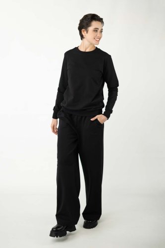 bluza-czarna-bez-kaptura-HYDRA-i-spodnie-czarne-dresowe-luźne--kolekcja-BLACK-marka-vippi-design-4.jpg