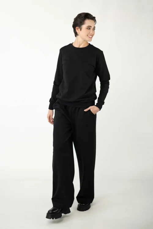 bluza-czarna-bez-kaptura-HYDRA-i-spodnie-czarne-dresowe-luźne--kolekcja-BLACK-marka-vippi-design-4.jpg