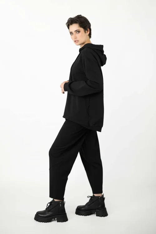 bluza-luźna-czarna-HYDRA-i-spodnie-czarne-o-kroju-baloon-kolekcja-BLACK-marka-vippi-design-12.jpg