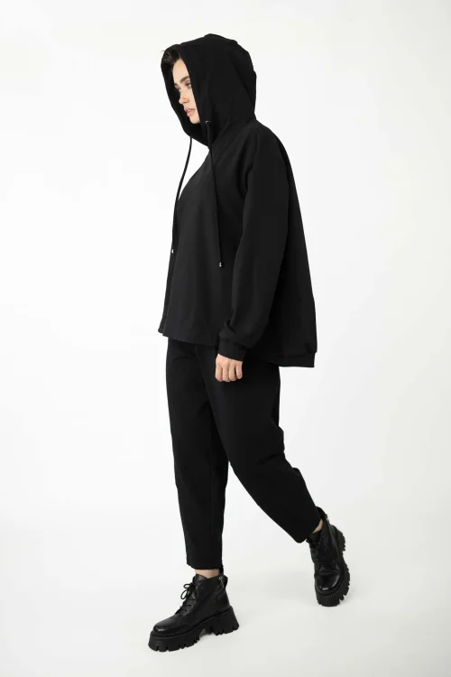 bluza-luźna-czarna-HYDRA-i-spodnie-czarne-o-kroju-baloon-kolekcja-BLACK-marka-vippi-design-11.jpg