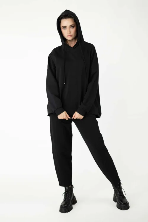 bluza-luźna-czarna-HYDRA-i-spodnie-czarne-o-kroju-baloon-kolekcja-BLACK-marka-vippi-design-10.jpg