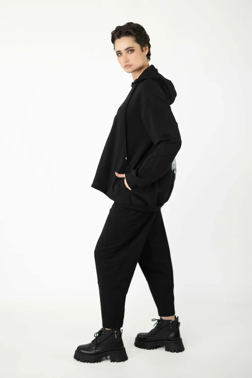 bluza-luźna-czarna-HYDRA-i-spodnie-czarne-o-kroju-baloon-kolekcja-BLACK-marka-vippi-design-8.jpg