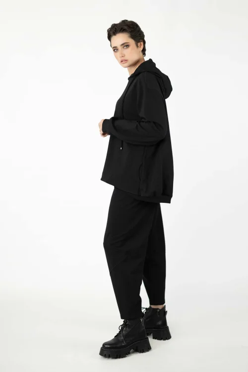 bluza-luźna-czarna-HYDRA-i-spodnie-czarne-o-kroju-baloon-kolekcja-BLACK-marka-vippi-design-7.jpg