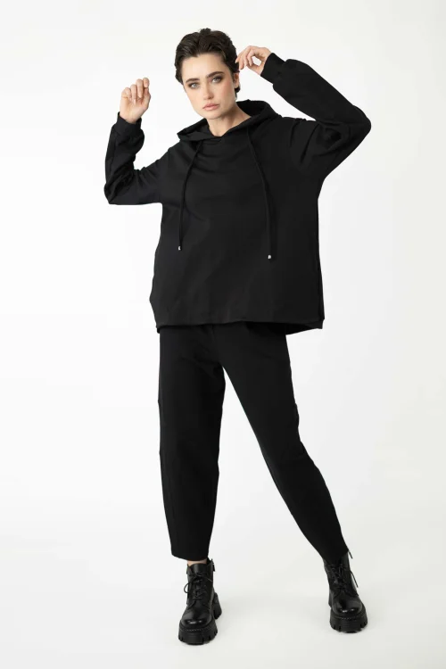bluza-luźna-czarna-HYDRA-i-spodnie-czarne-o-kroju-baloon-kolekcja-BLACK-marka-vippi-design-6.jpg