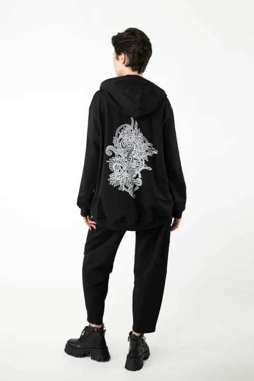 bluza-luźna-czarna-HYDRA-i-spodnie-czarne-o-kroju-baloon-kolekcja-BLACK-marka-vippi-design-5.jpg