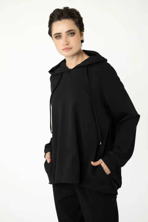 bluza-luźna-czarna-HYDRA-i-spodnie-czarne-o-kroju-baloon-kolekcja-BLACK-marka-vippi-design.jpg