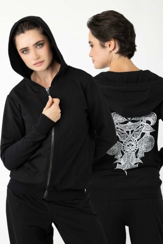 bluza-bomberka-z-kapturem-czarna-ravel-i-spodnie-czarne-o-kroju-baloon-z-cięciami-na-nogawkach-kolekcja-BLACK-marka-vippi-design-8.jpg
