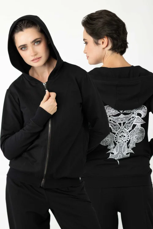 bluza-bomberka-z-kapturem-czarna-ravel-i-spodnie-czarne-o-kroju-baloon-z-cięciami-na-nogawkach-kolekcja-BLACK-marka-vippi-design-8.jpg