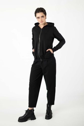 bluza-bomberka-z-kapturem-czarna-ravel-i-spodnie-czarne-o-kroju-baloon-z-cięciami-na-nogawkach-kolekcja-BLACK-marka-vippi-design-7.jpg