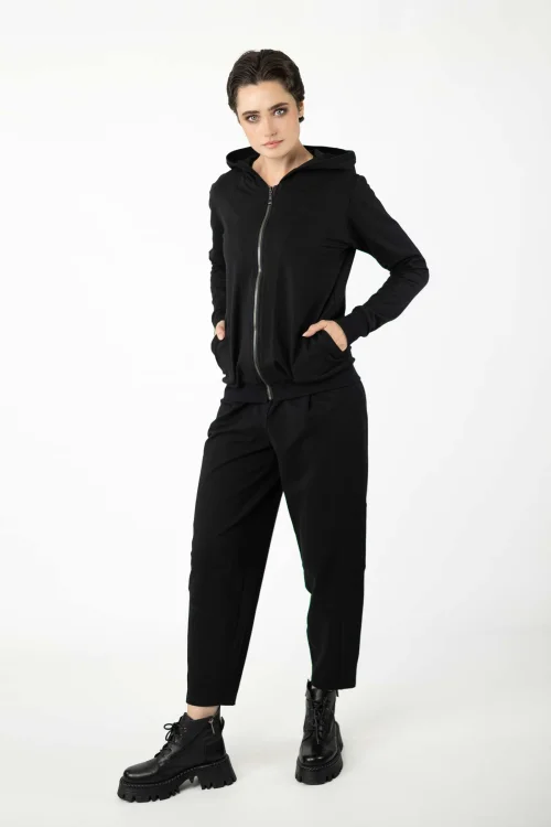 bluza-bomberka-z-kapturem-czarna-ravel-i-spodnie-czarne-o-kroju-baloon-z-cięciami-na-nogawkach-kolekcja-BLACK-marka-vippi-design-7.jpg