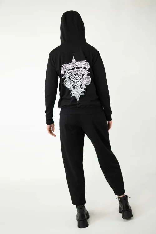 bluza-bomberka-z-kapturem-czarna-ravel-i-spodnie-czarne-o-kroju-baloon-z-cięciami-na-nogawkach-kolekcja-BLACK-marka-vippi-design-2.jpg