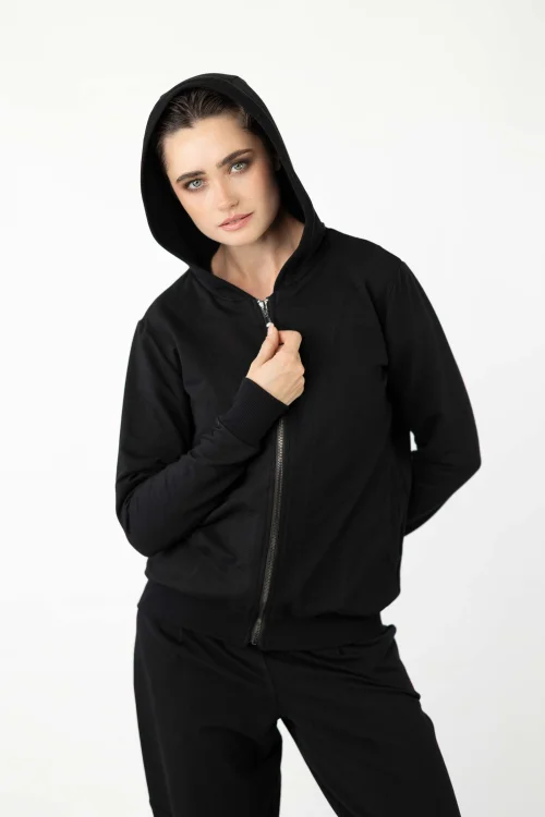 bluza-bomberka-z-kapturem-czarna-ravel-i-spodnie-czarne-o-kroju-baloon-z-cięciami-na-nogawkach-kolekcja-BLACK-marka-vippi-design-3.jpg