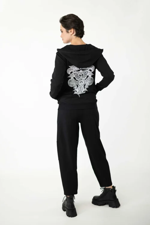 bluza-bomberka-z-kapturem-czarna-ravel-i-spodnie-czarne-o-kroju-baloon-z-cięciami-na-nogawkach-kolekcja-BLACK-marka-vippi-design-4.jpg