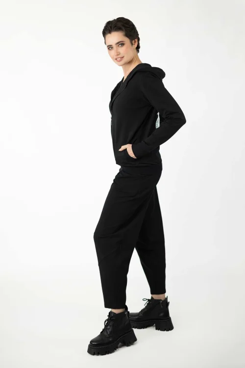 bluza-bomberka-z-kapturem-czarna-ravel-i-spodnie-czarne-o-kroju-baloon-z-cięciami-na-nogawkach-kolekcja-BLACK-marka-vippi-design-5.jpg