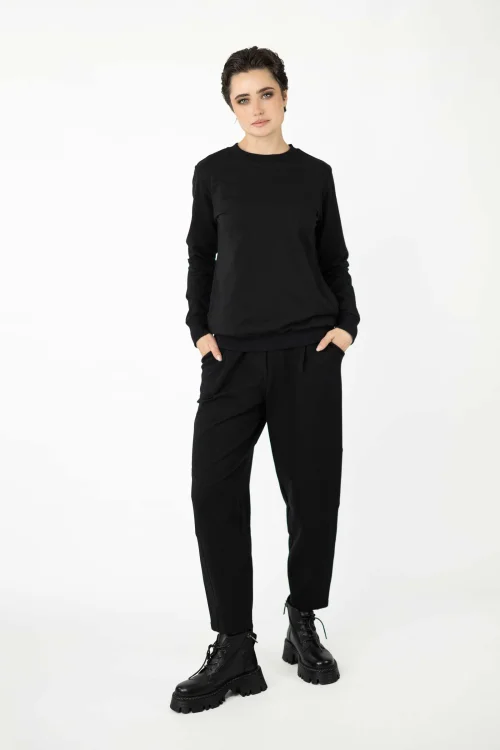 bluza-czarna-bez-kaptura-free-i-spodnie-czarne-o-kroju-baloon-z-cięciami-na-nogawkach-kolekcja-BLACK-marka-vippi-design-3.jpg