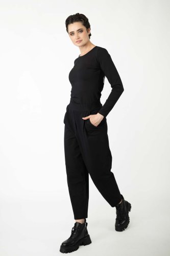 bluzka-z-długim-rękawem-czarna-akha-i-spodnie-czarne-o-kroju-baloon-z-cięciami-na-nogawkach-kolekcja-BLACK-marka-vippi-design-3.jpg