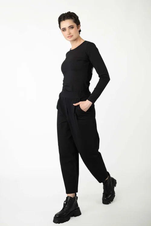 bluzka-z-długim-rękawem-czarna-akha-i-spodnie-czarne-o-kroju-baloon-z-cięciami-na-nogawkach-kolekcja-BLACK-marka-vippi-design-3.jpg