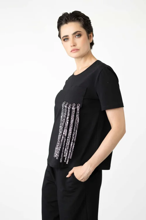 bluzka-czarnna-z-kieszonką-i-frędzlami-i-spodnie-czarne-o-kroju-baloon-kolekcja-BLACK-marka-vippi-design-2.jpg