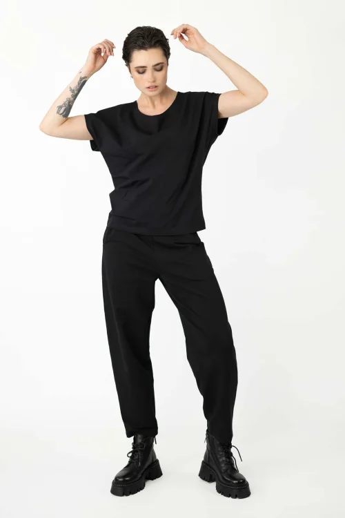 bluzka-czarna-trapezowa-krótki-rękaw-bloom-i-spodnie-czarne-o-kroju-baloon-kolekcja-BLACK-marka-vippi-design-2.jpg