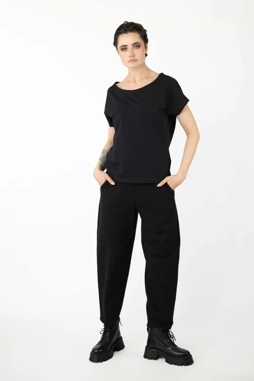 bluzka-czarna-trapezowa-krótki-rękaw-bloom-i-spodnie-czarne-o-kroju-baloon-kolekcja-BLACK-marka-vippi-design.jpg