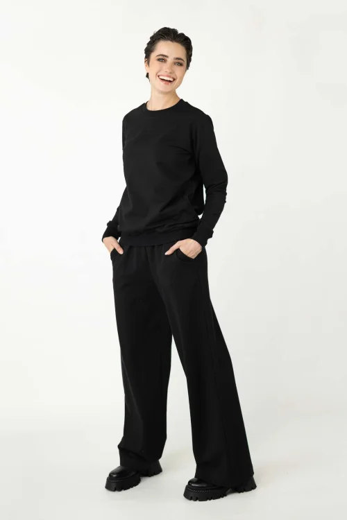 bluza-czarna-bez-kaptura-HYDRA-i-spodnie-czarne-dresowe-luźne--kolekcja-BLACK-marka-vippi-design-3.jpg