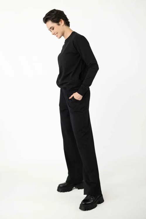 bluza-czarna-bez-kaptura-HYDRA-i-spodnie-czarne-dresowe-luźne--kolekcja-BLACK-marka-vippi-design-1.jpg