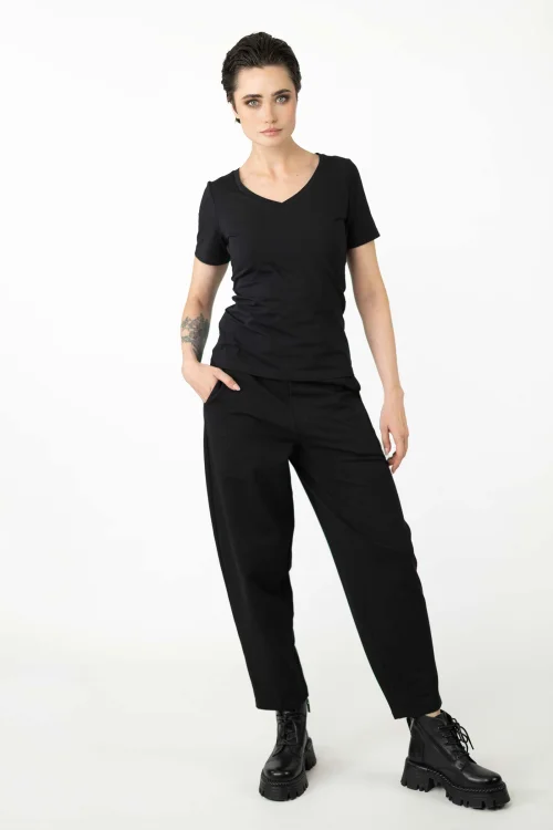 bluzka-czarna-krótki-rękaw-ravel-i-spodnie-czarne-o-kroju-baloon-kolekcja-BLACK-marka-vippi-design-2.jpg