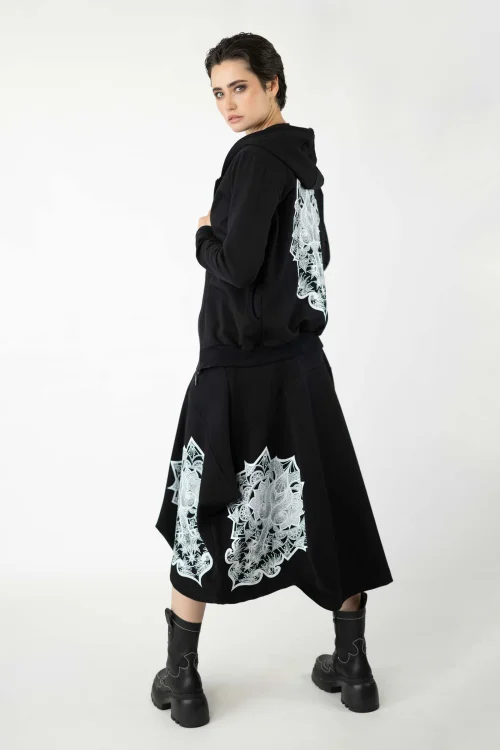 spódnica-czarna-origami-z-apliacją-i-czarna-z-bluzka-z-aplikacją-na-tyle-raveli-bluza-bomberka-czarna--kolekcja-BLACK-marka-vippi-design-9.jpg