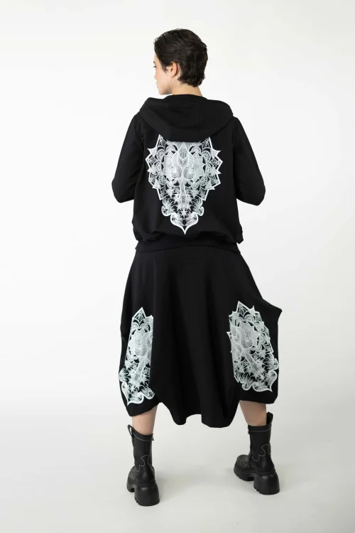 spódnica-czarna-origami-z-apliacją-i-czarna-z-bluzka-z-aplikacją-na-tyle-raveli-bluza-bomberka-czarna--kolekcja-BLACK-marka-vippi-design-8.jpg