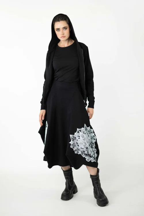 spódnica-czarna-origami-z-apliacją-i-czarna-z-bluzka-z-aplikacją-na-tyle-raveli-bluza-bomberka-czarna--kolekcja-BLACK-marka-vippi-design-7.jpg