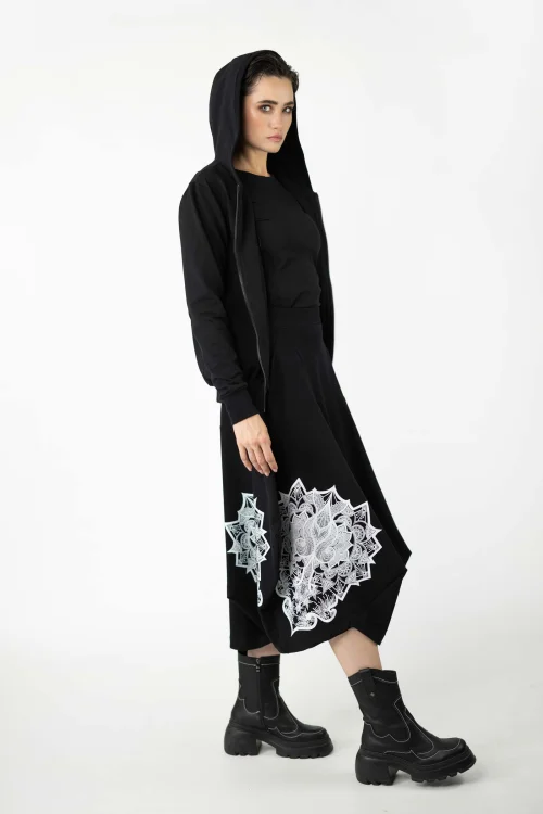 spódnica-czarna-origami-z-apliacją-i-czarna-z-bluzka-z-aplikacją-na-tyle-raveli-bluza-bomberka-czarna--kolekcja-BLACK-marka-vippi-design-6.jpg