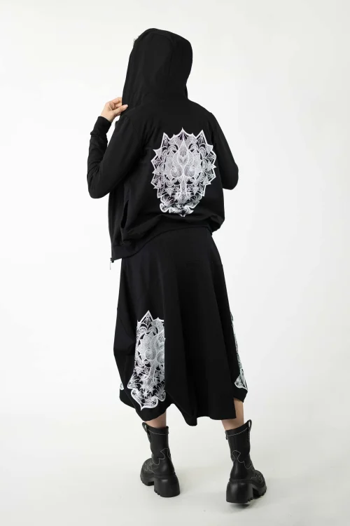 spódnica-czarna-origami-z-apliacją-i-czarna-z-bluzka-z-aplikacją-na-tyle-raveli-bluza-bomberka-czarna--kolekcja-BLACK-marka-vippi-design-5.jpg