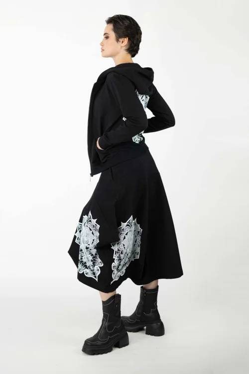 spódnica-czarna-origami-z-apliacją-i-czarna-z-bluzka-z-aplikacją-na-tyle-raveli-bluza-bomberka-czarna--kolekcja-BLACK-marka-vippi-design-3.jpg