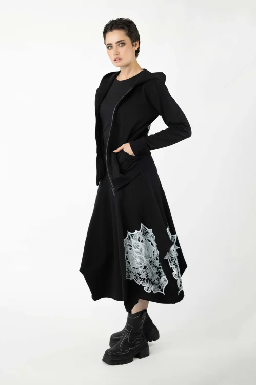 spódnica-czarna-origami-z-apliacją-i-czarna-z-bluzka-z-aplikacją-na-tyle-raveli-bluza-bomberka-czarna--kolekcja-BLACK-marka-vippi-design-2.jpg