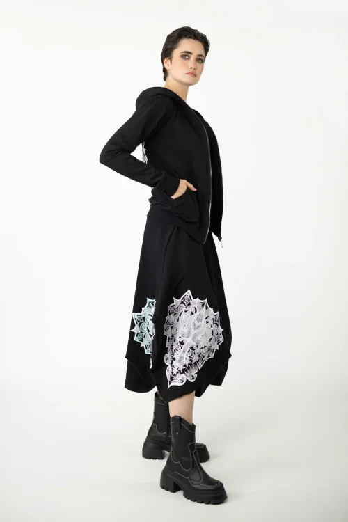 spódnica-czarna-origami-z-apliacją-i-czarna-z-bluzka-z-aplikacją-na-tyle-raveli-bluza-bomberka-czarna--kolekcja-BLACK-marka-vippi-design.jpg